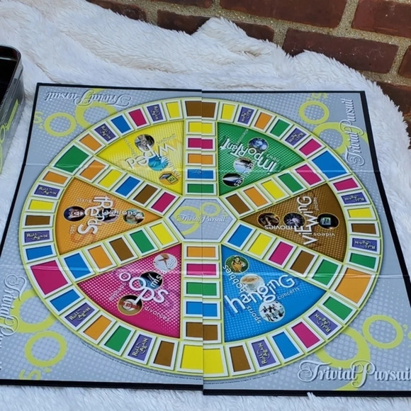 Vtg Trivial Pursuits 90's game.FREE SHIP… - Picture 2 of 7